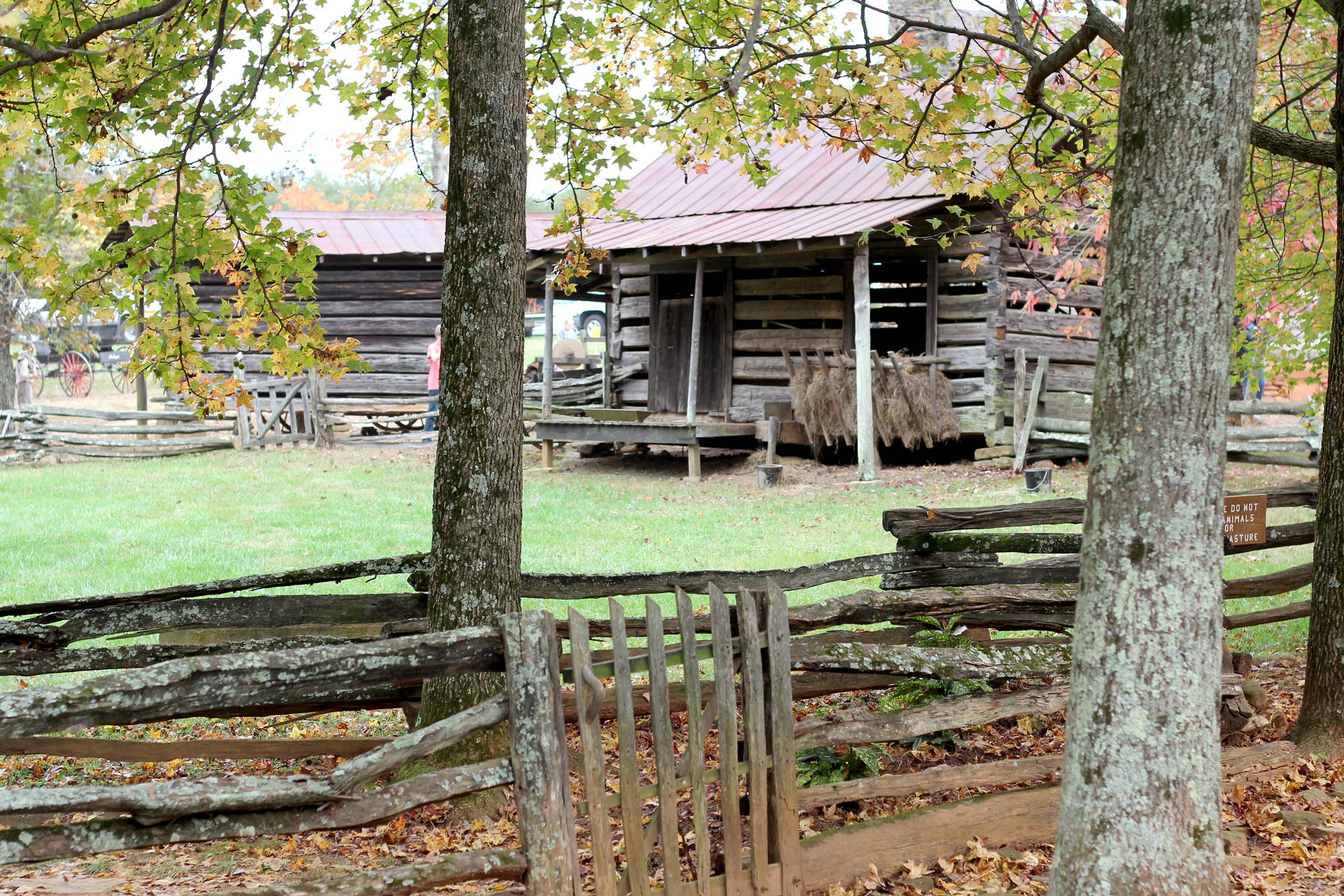 https://logcabincooking.com/a-visit-to-hart-square-1840-pioneer-village/field-of-cabins/