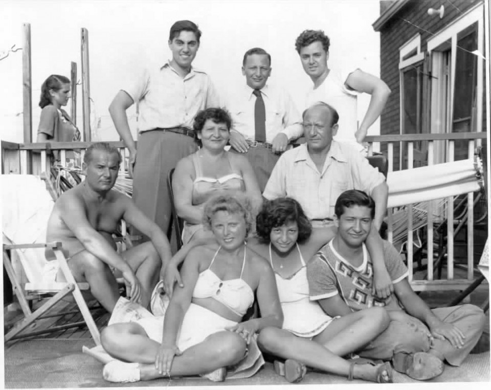 dads-family-at-the-beach-early-40s